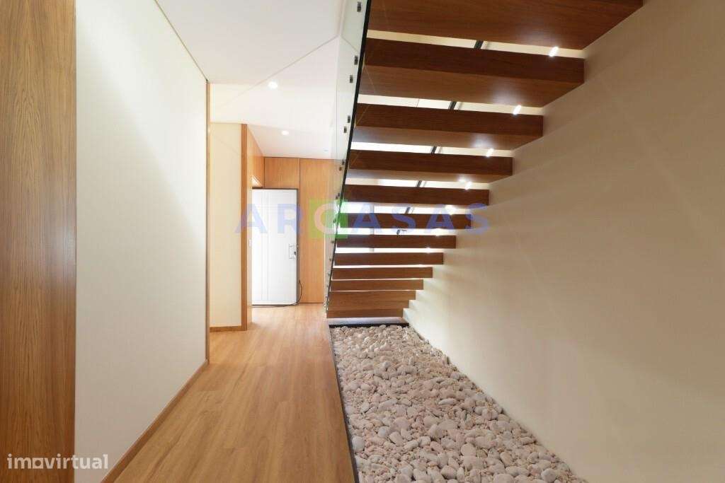 Moradia V3 com jardins e estacionamento na Trofa-9