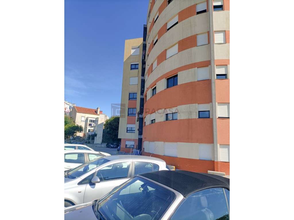 Vende-se Excelente T3 na Pontinha com 2 Lugares de Parqueamento-39