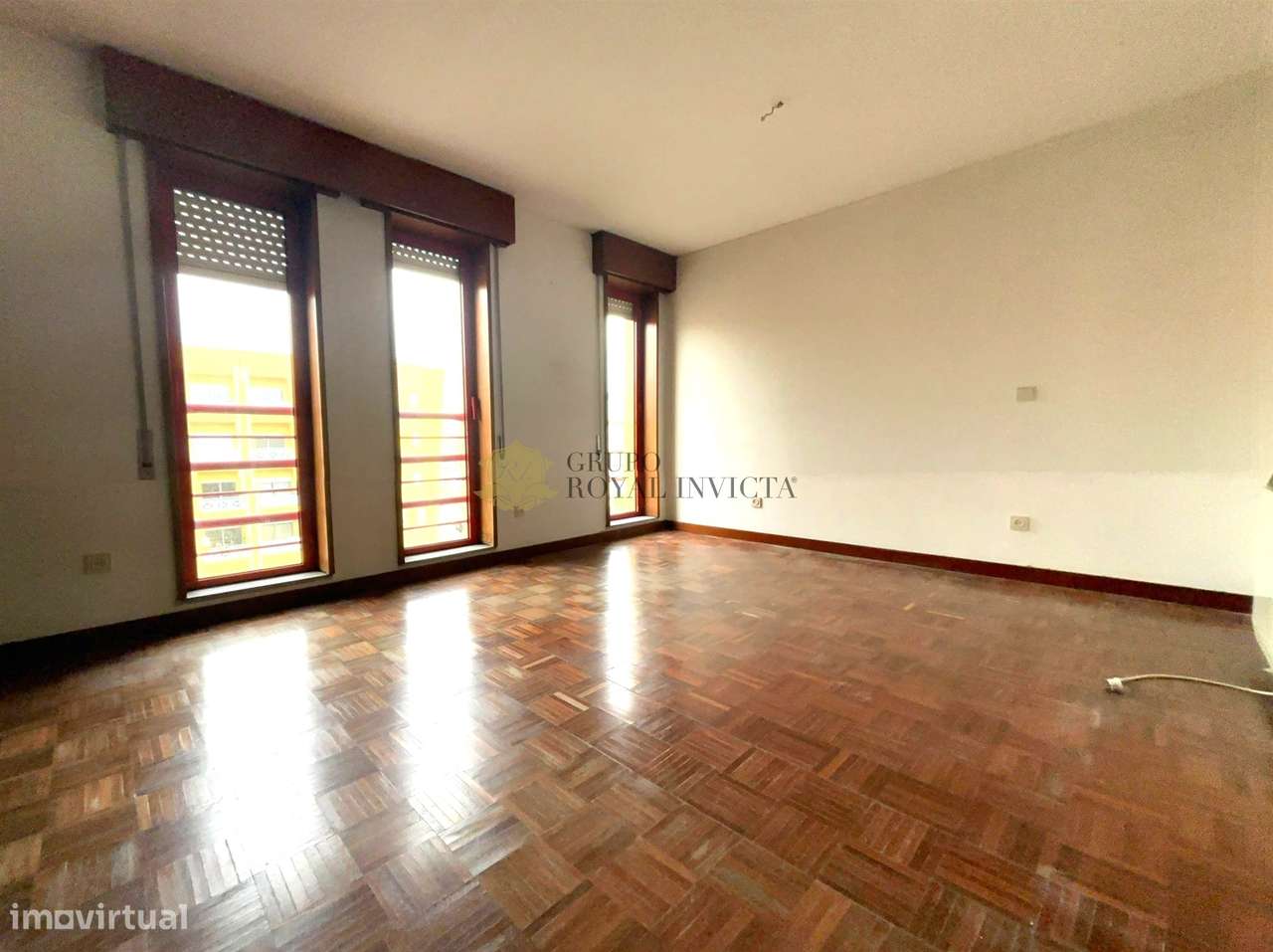 Apartamento T3  com Box Fechada e Varanda junto ao metro -  Senhora da-10