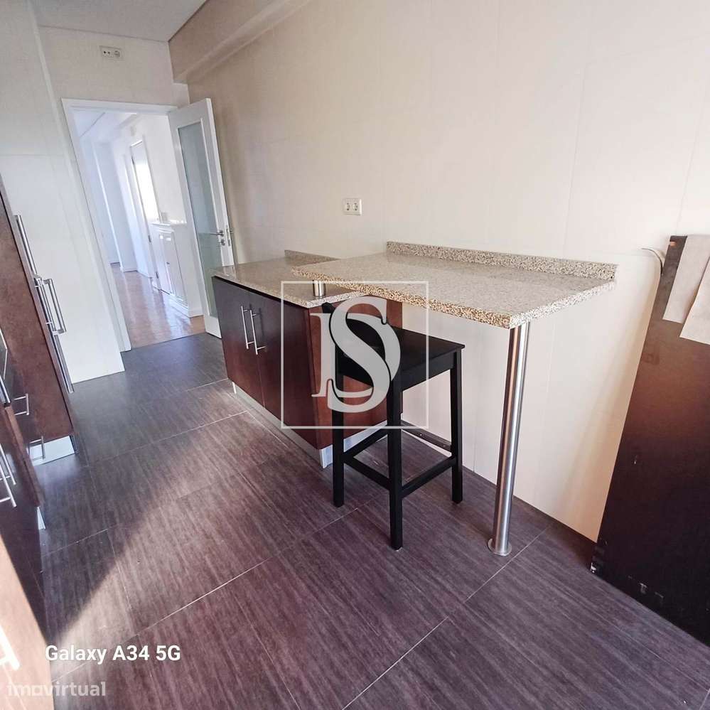 Excelente T2 com terraço e garagem em Box-23