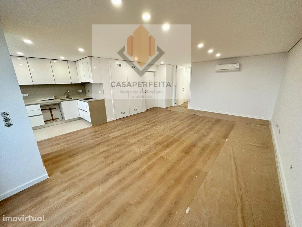 Apartamento T3 Novo de 2 Frentes, Varanda e Lugar de Gara...