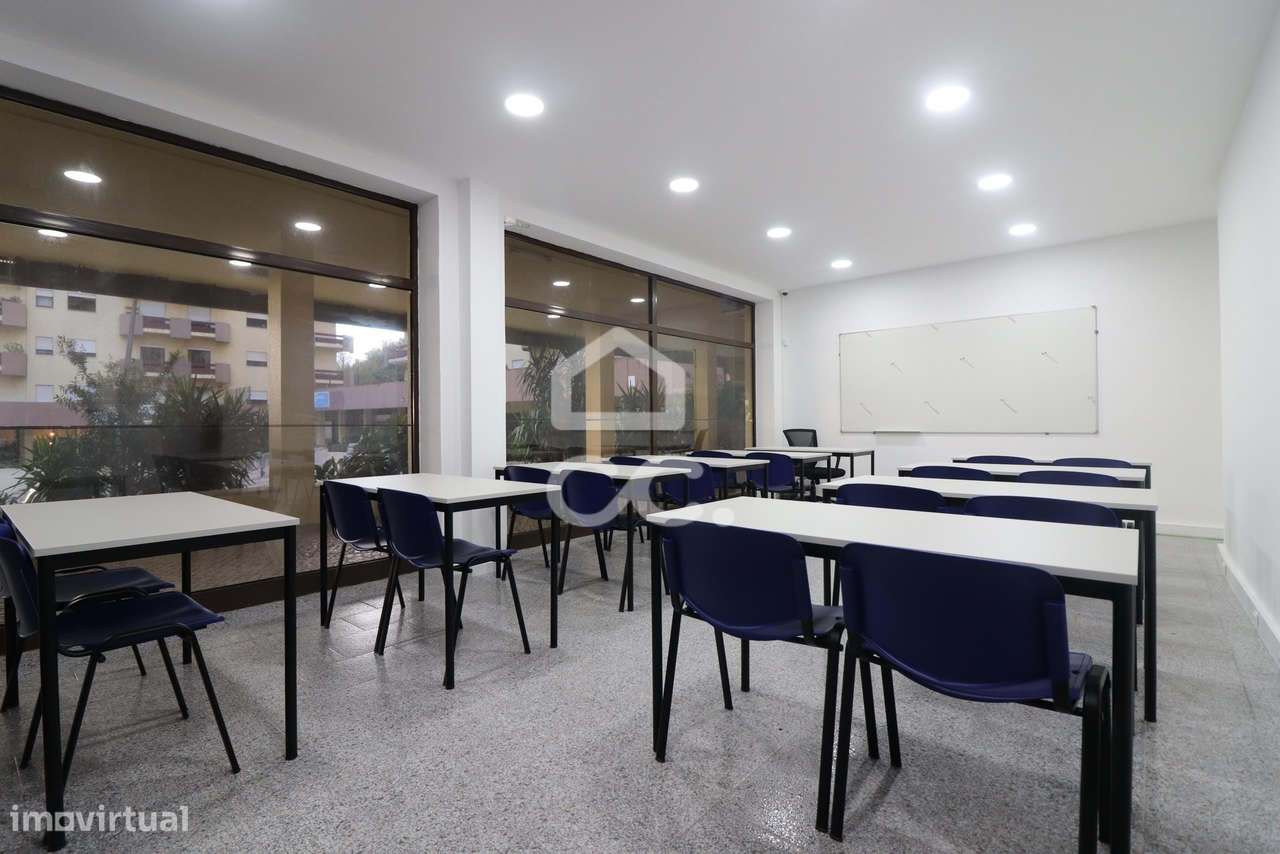 Espaço comercial remodelado  na Urbanização do Loreto!-10