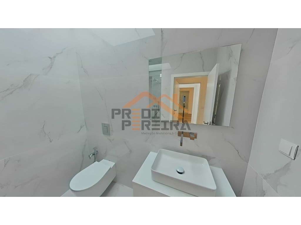 Moradia T4 em condomínio privado com piscina, no Fanqueiro em Loures-52