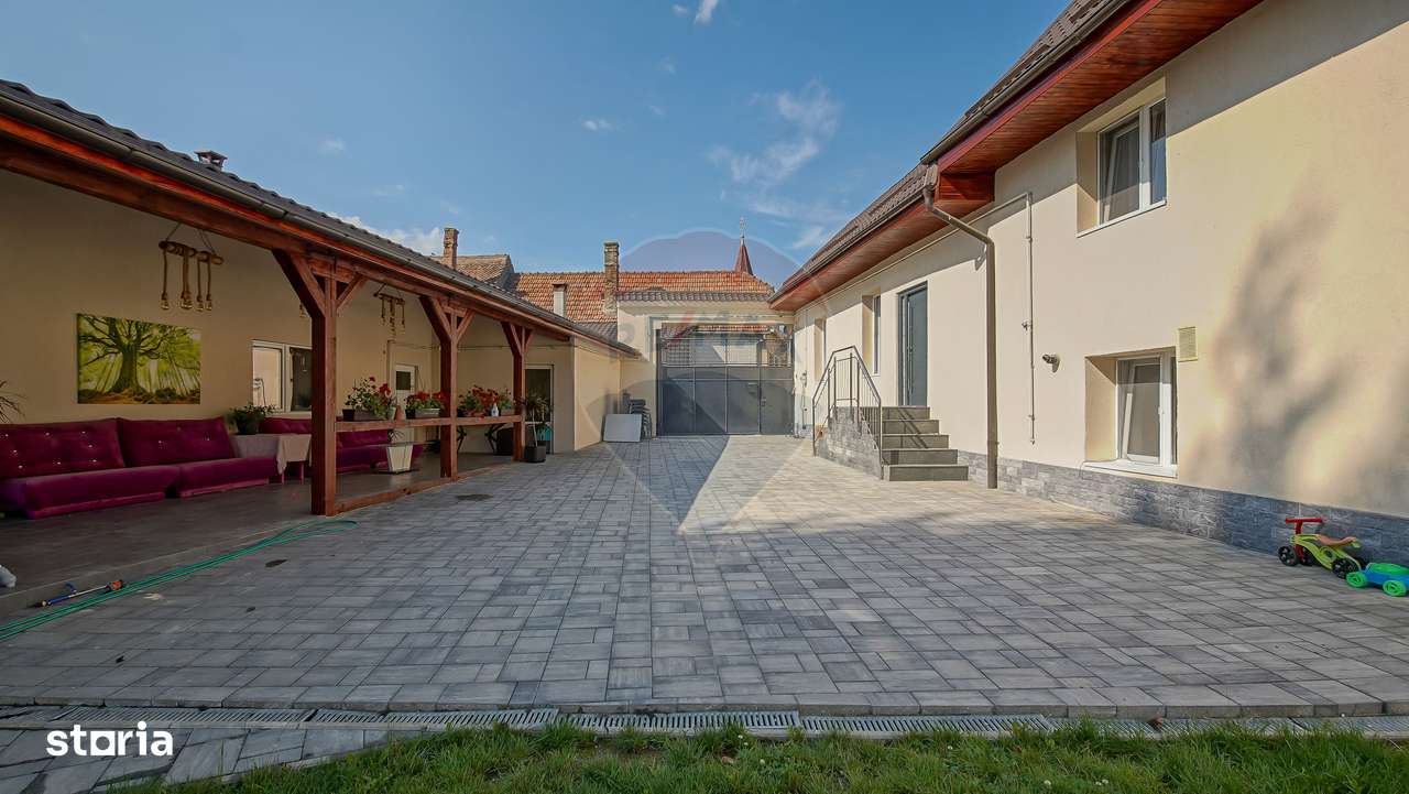 Casă / Vilă Săsească cu 6 camere de vânzare in Vulcan, Brasov - Imagine principală: 3/20