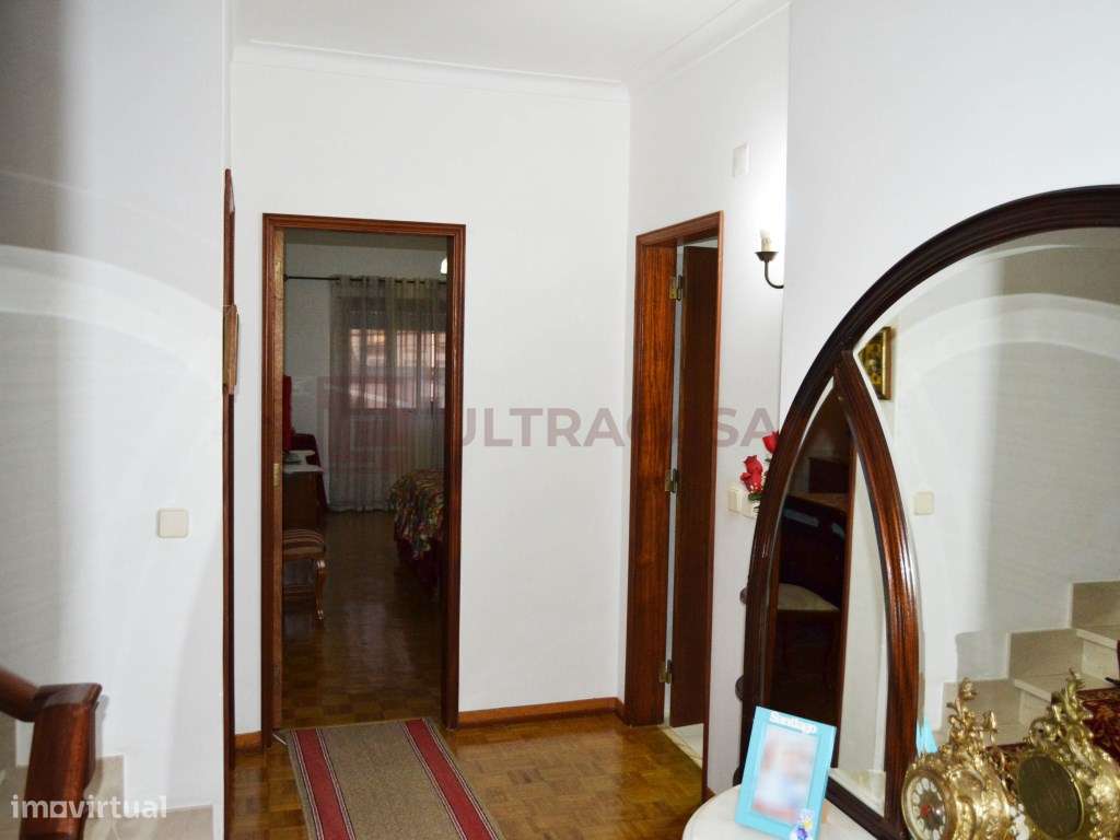 Vende-se excelente Moradia V7 com Jardim, Terraço e Garagem em Algu...-15