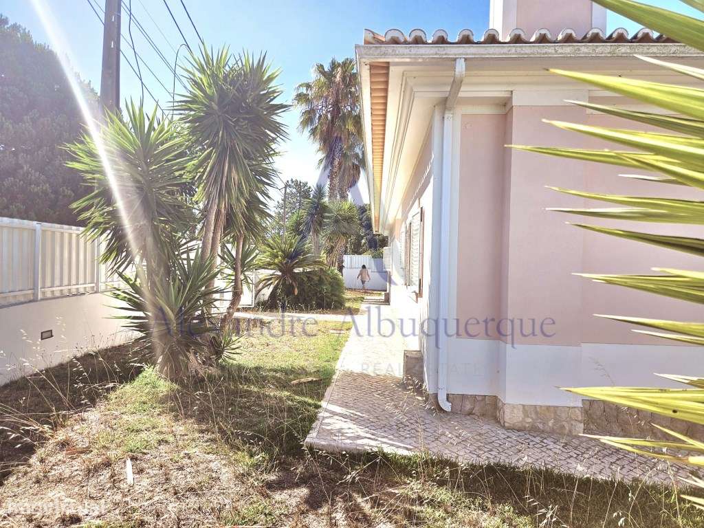 Moradia Isolada com Piscina T3+2-52