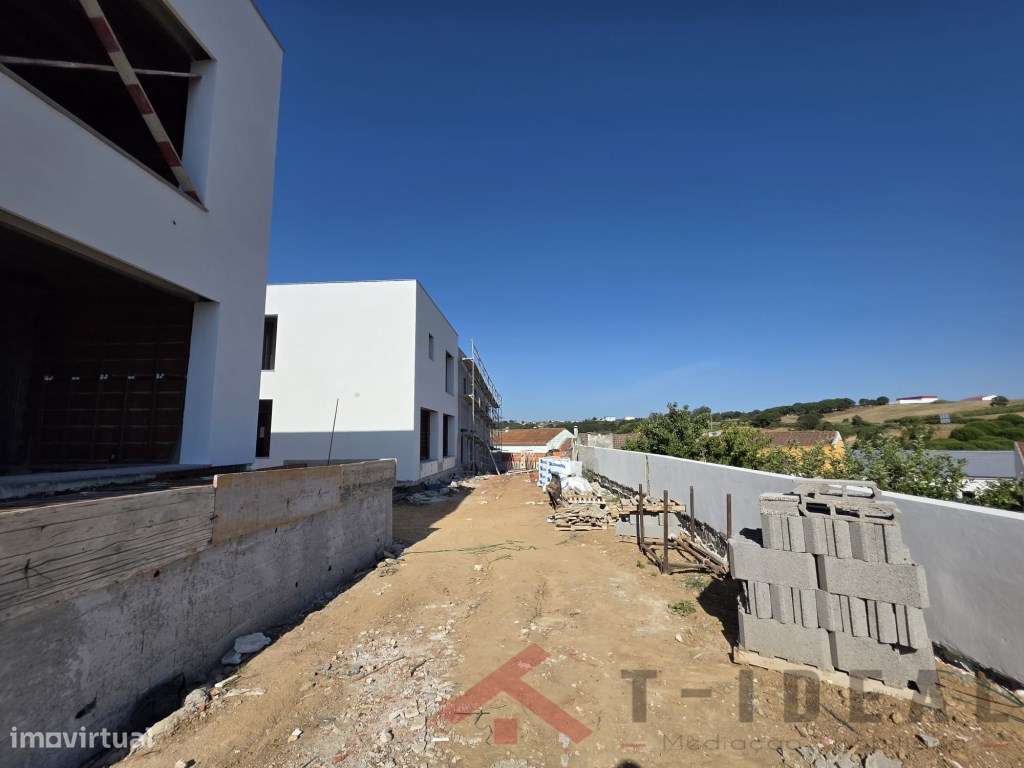 Moradia T3 Moderna Isolada-3
