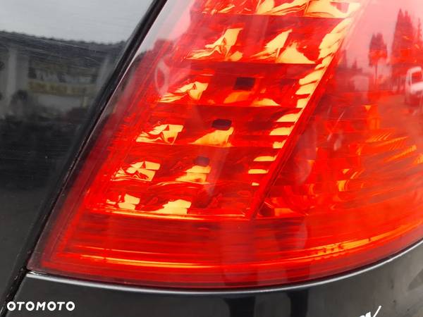 VW PHAETON LAMPA LEWY TYŁ LEWA TYLNA BŁOTNIK Z BŁOTNIKA - 2