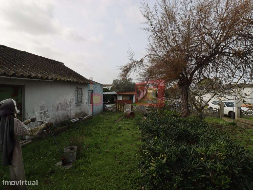 TERRENO COM CASAS - SARILHOS GRANDES-51