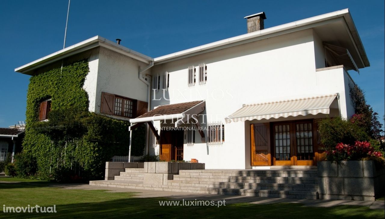 Venda de moradia de 4 frentes, com jardim, Ermesinde, Porto