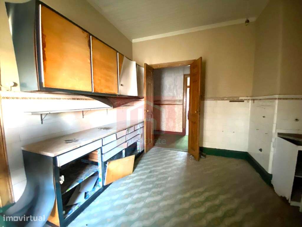 Prédio de 2 pisos para recuperar com logradouro no centro do Montijo-15