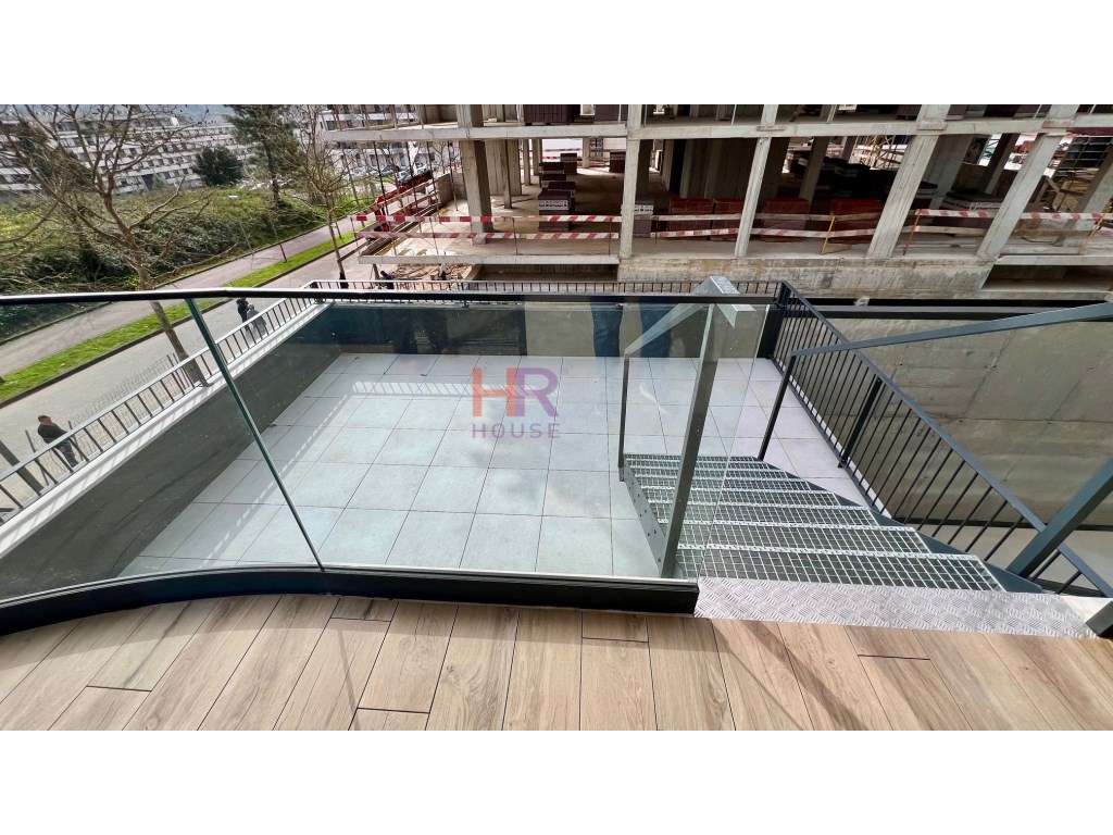 Vende-se Fantástico T2 com terraço privativo-14