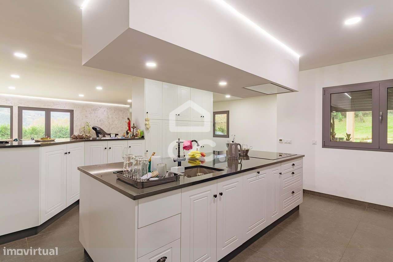 Moradia Térrea de Luxo com Cave | Conforto, Eficiência e Espaço Exteri-16