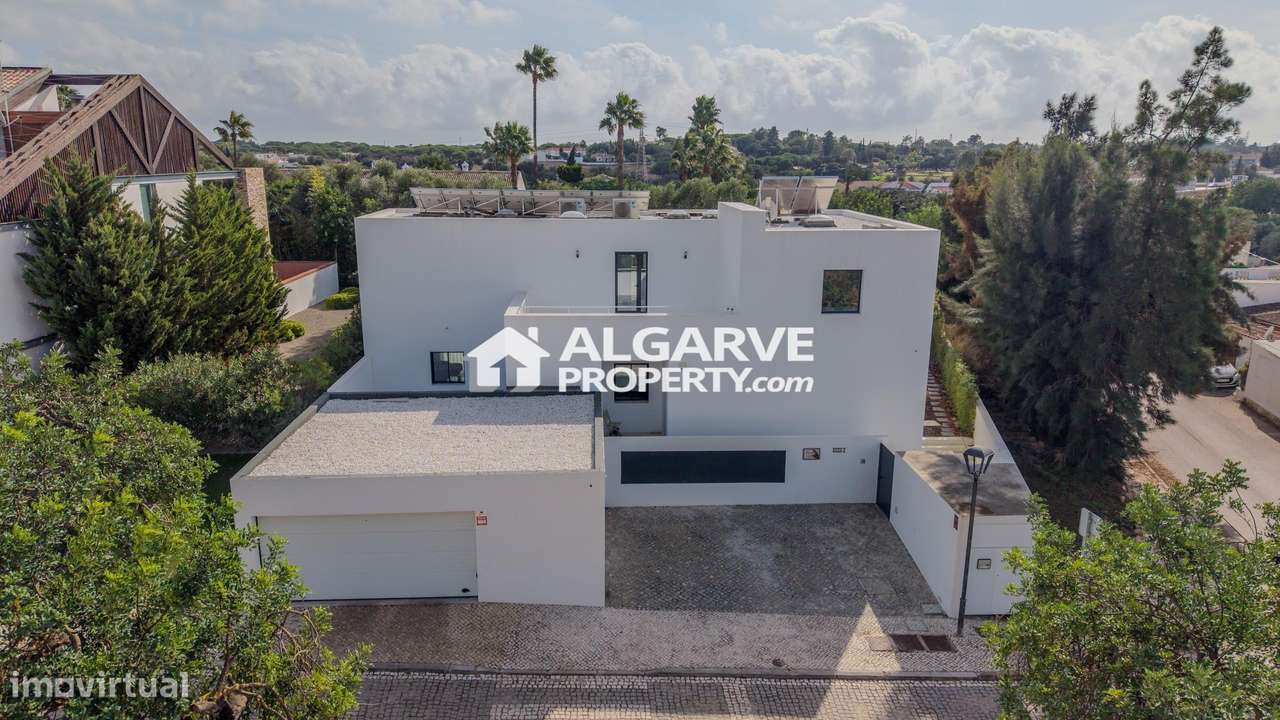 Moderna Moradia T4 com Piscina e Jardim em Almancil-28