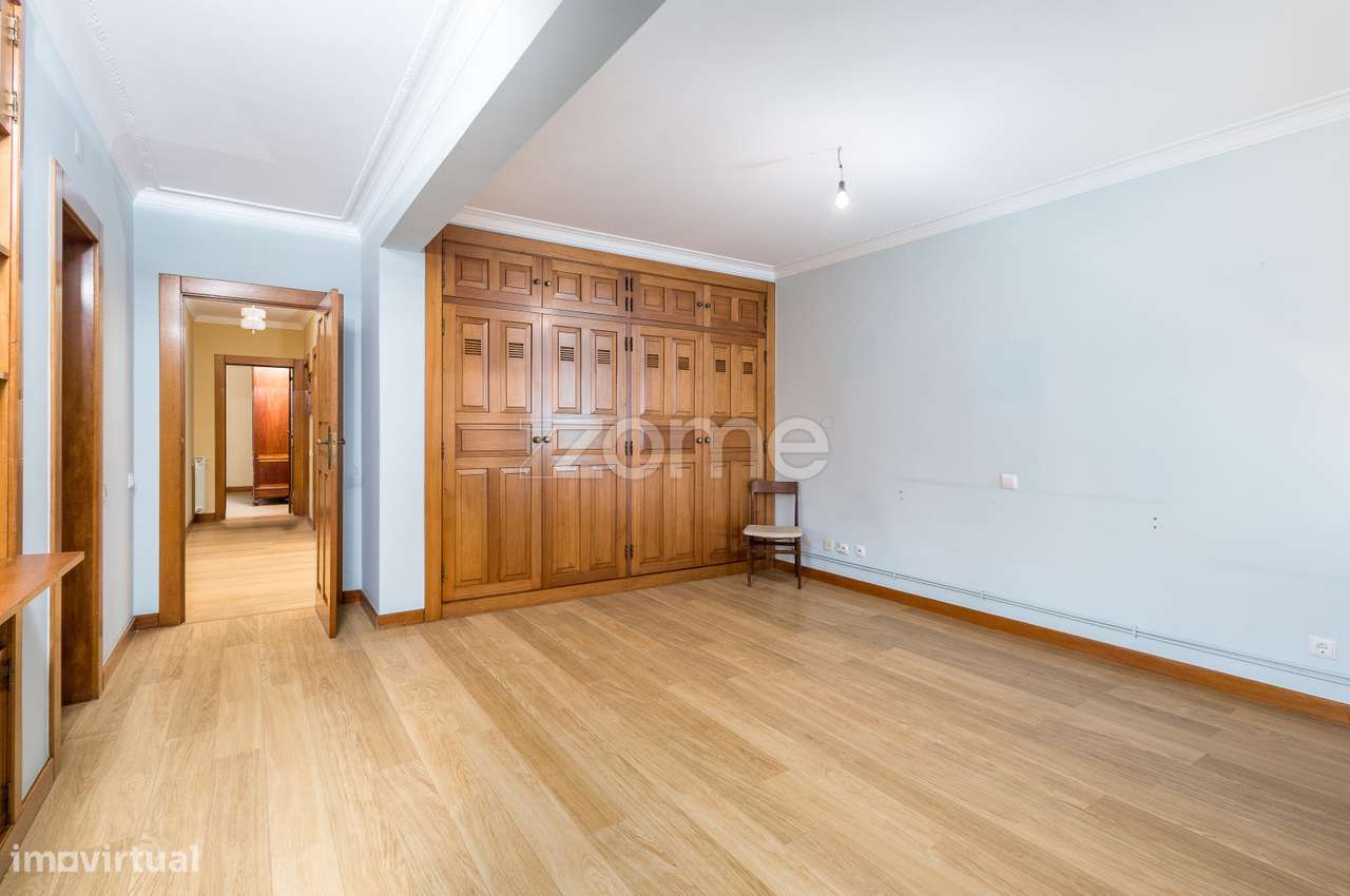 Moradia T4 (espaçosa) em Casais de Mem Martins-3