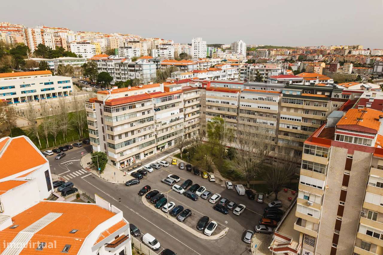 T4 luminoso com varanda ampla a 5 minutos da estação de Monte Abraão-31