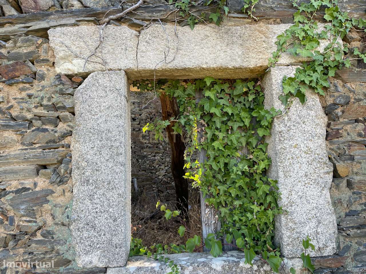 Terreno em Valdigem, com uma área total de 3.350m², oferece vistas pan - Grande imagem: 4/60