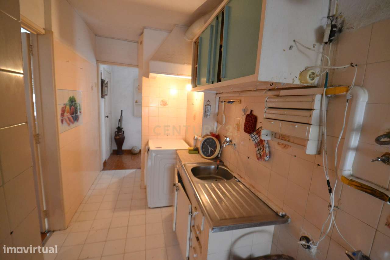 Apartamento T3 para remodelar em Lisboa | Oportunidade Única-8