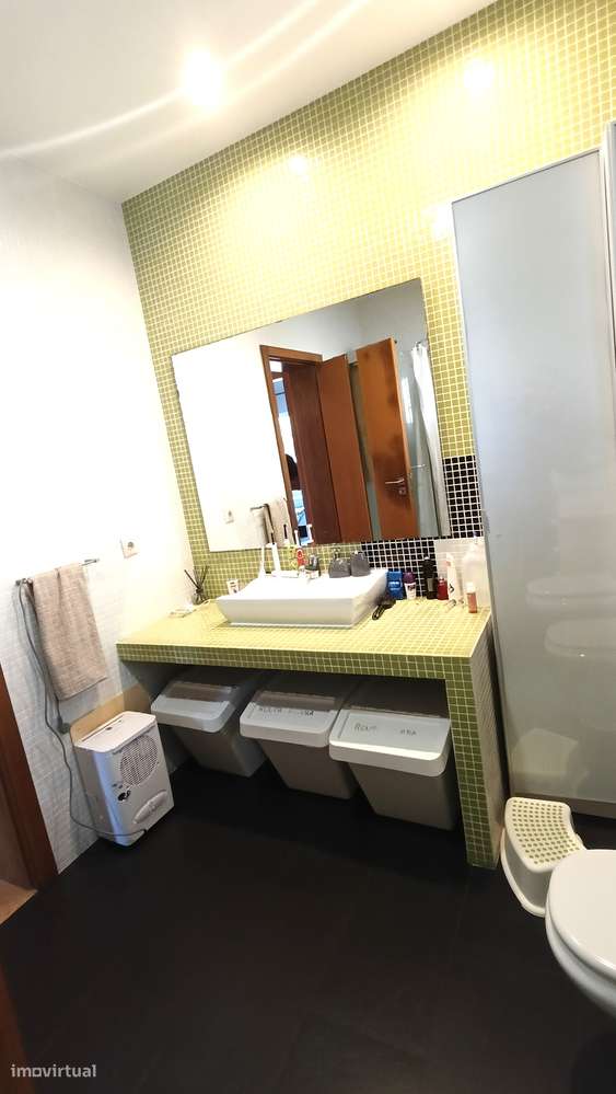 Moradia T3 em banda | 2 pisos e quintal, estimada | área  de 214m2-37