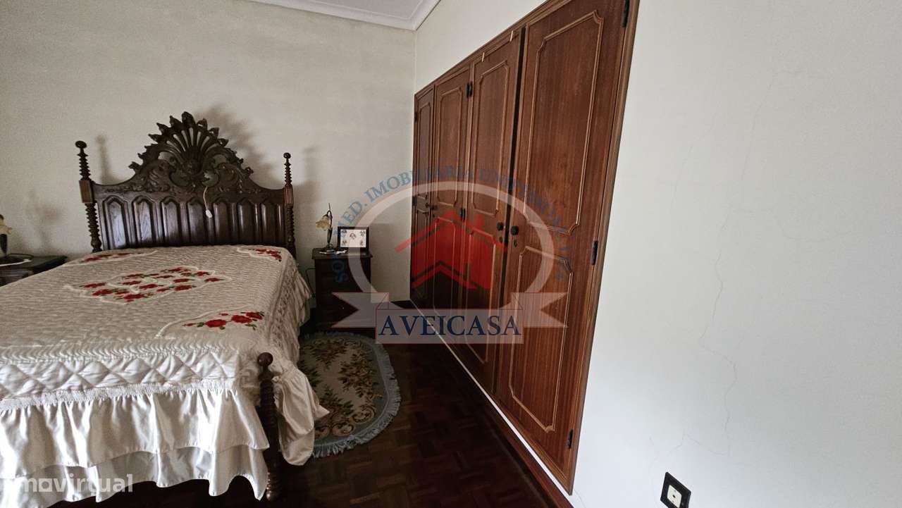 Moradia isolada T5 em bom estado com quintal e garagens-18