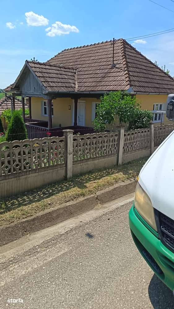 Casă renovată, teren 2300 mp, utilități complete – poziție centrală-9