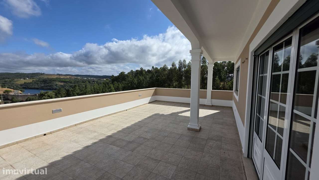 Excelente Moradia T3 com Vista Panorâmica sobre a Albufeira do Castel-16