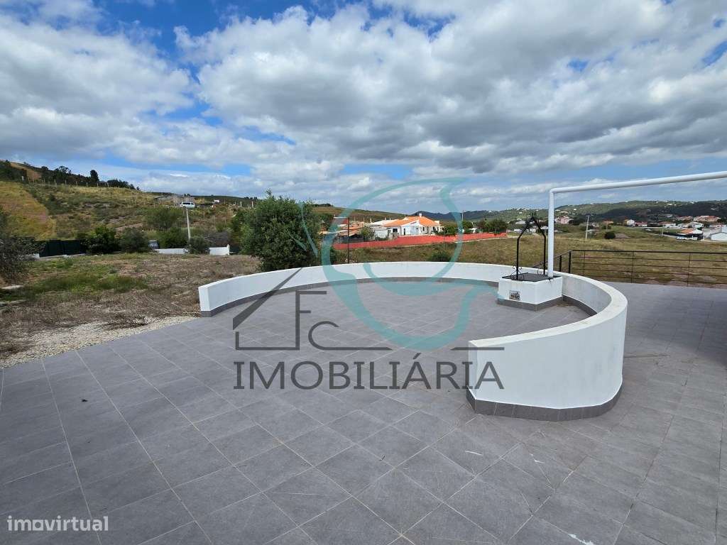 EXCLUSIVO - Excelente moradia de 2 pisos, com licença AL-54