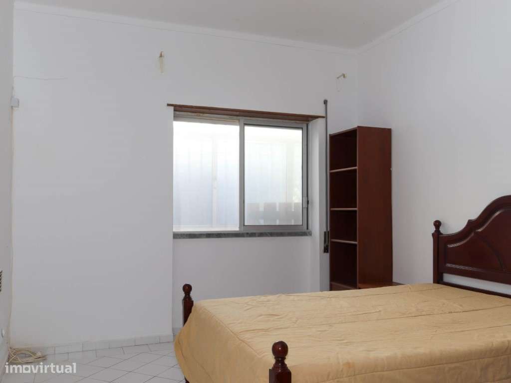 Apartamento T2 no Centro de Faro Ideal para renovar-6