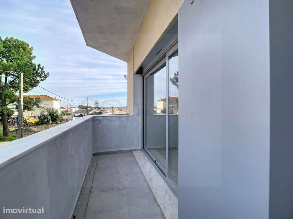 Apartamento T3 duplex, com varandas, na Quinta do Conde-34