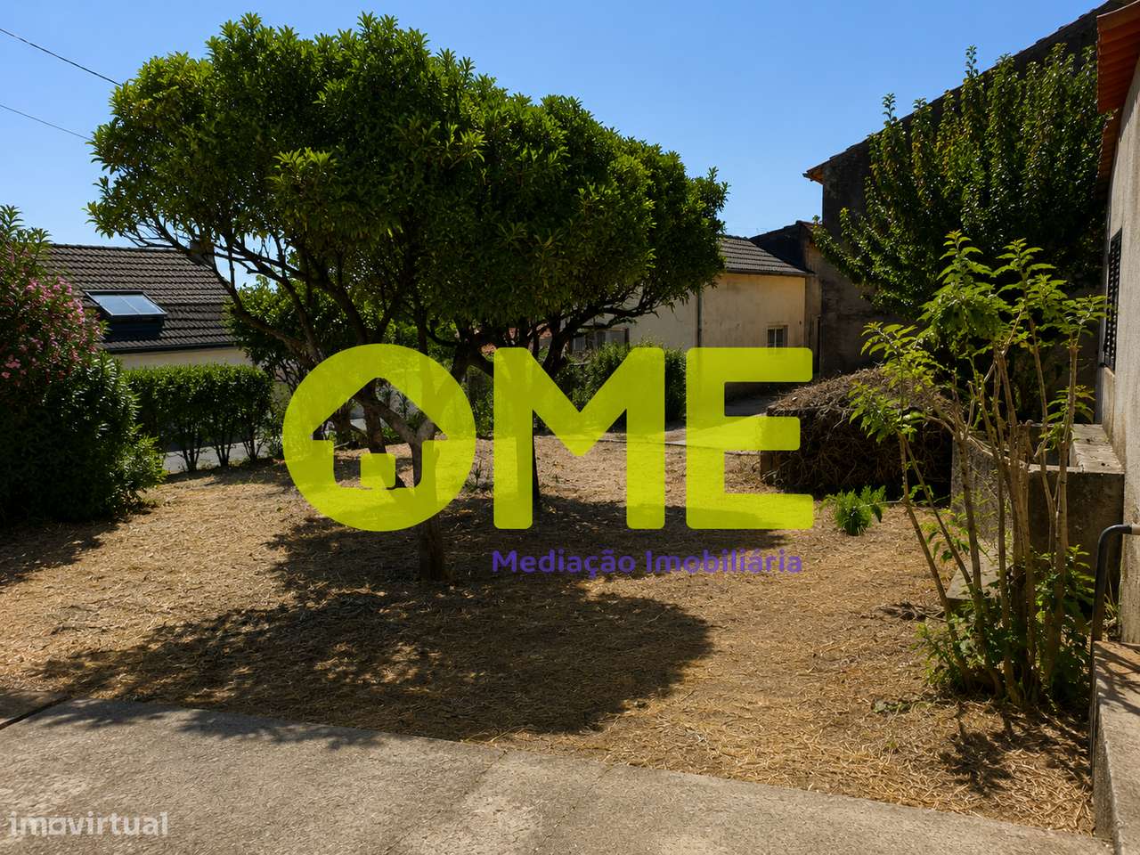 Moradia T4 isolada com jardim e garagem e anexos-21