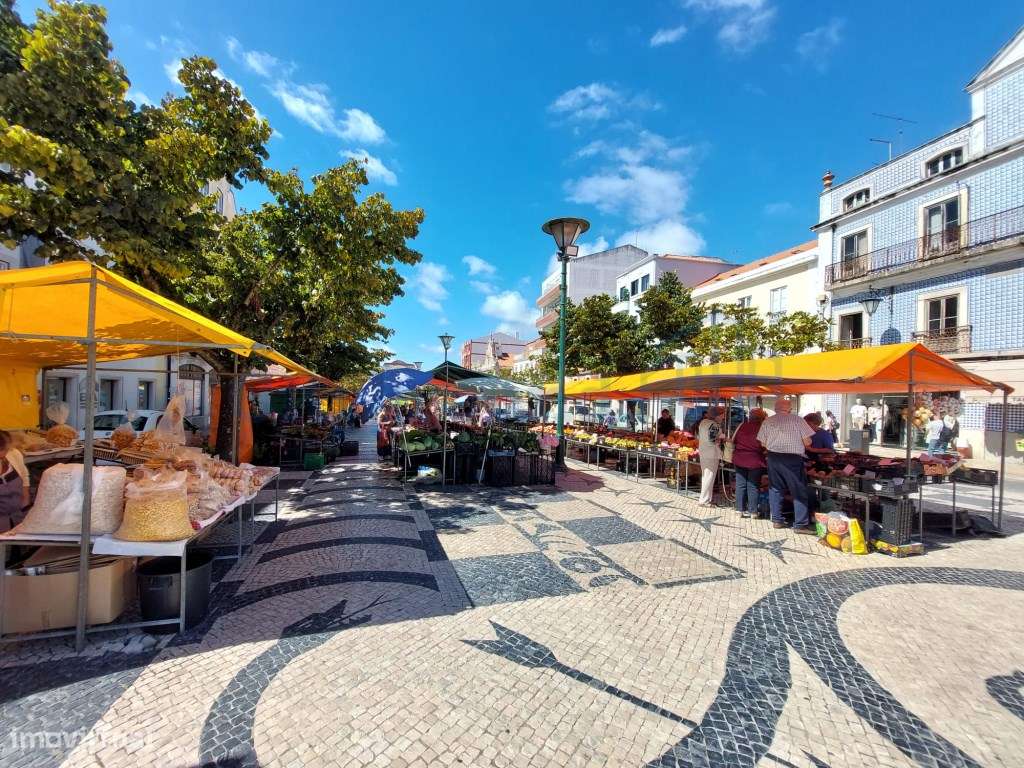 Prédio devoluto para reabilitação - junto à icónica Praça da Fruta ...-2