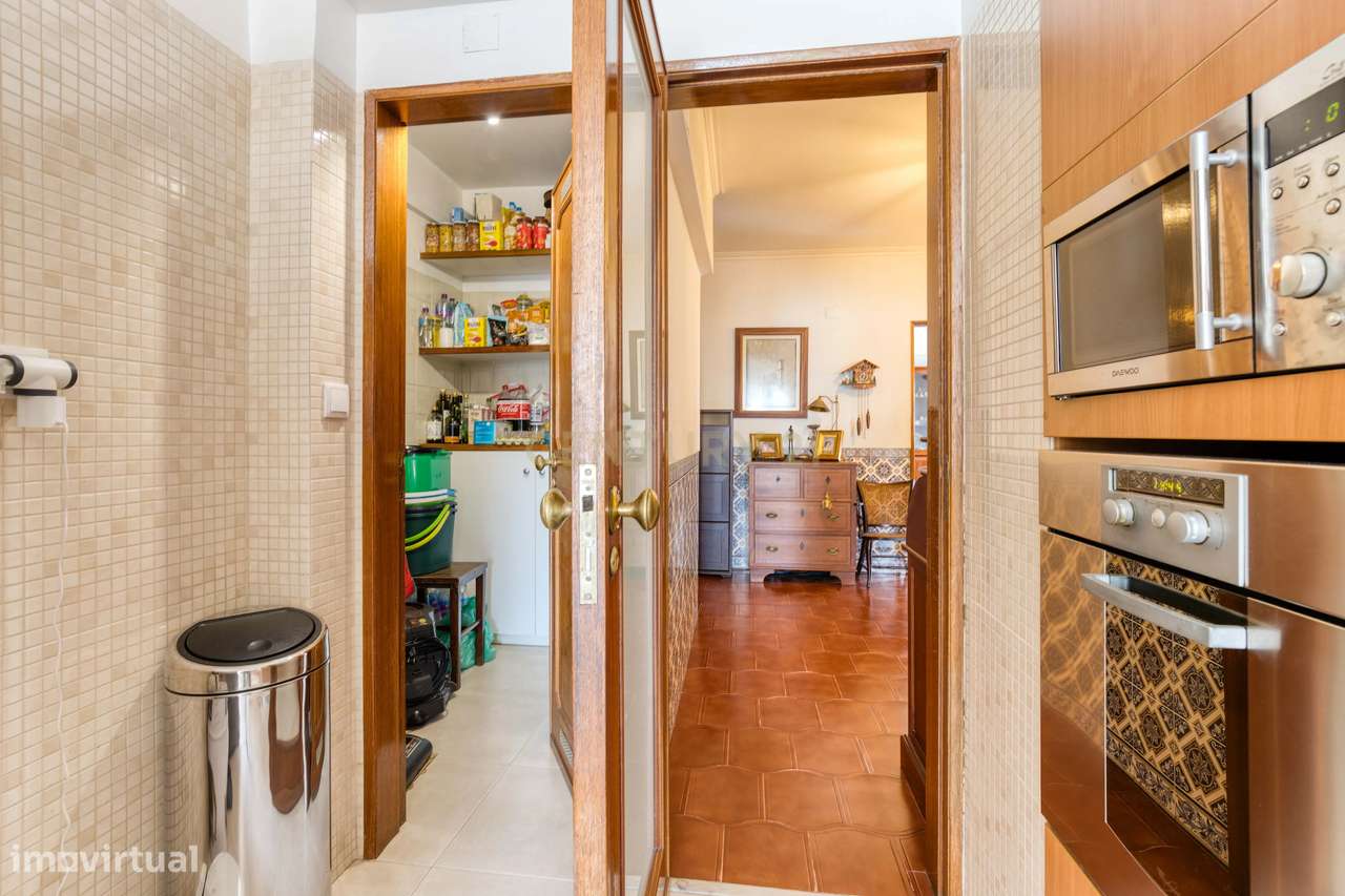 Apartamento 5 Assoalhadas Renovado em Sintra com Luz Natural e Elevado - Grande imagem: 5/46