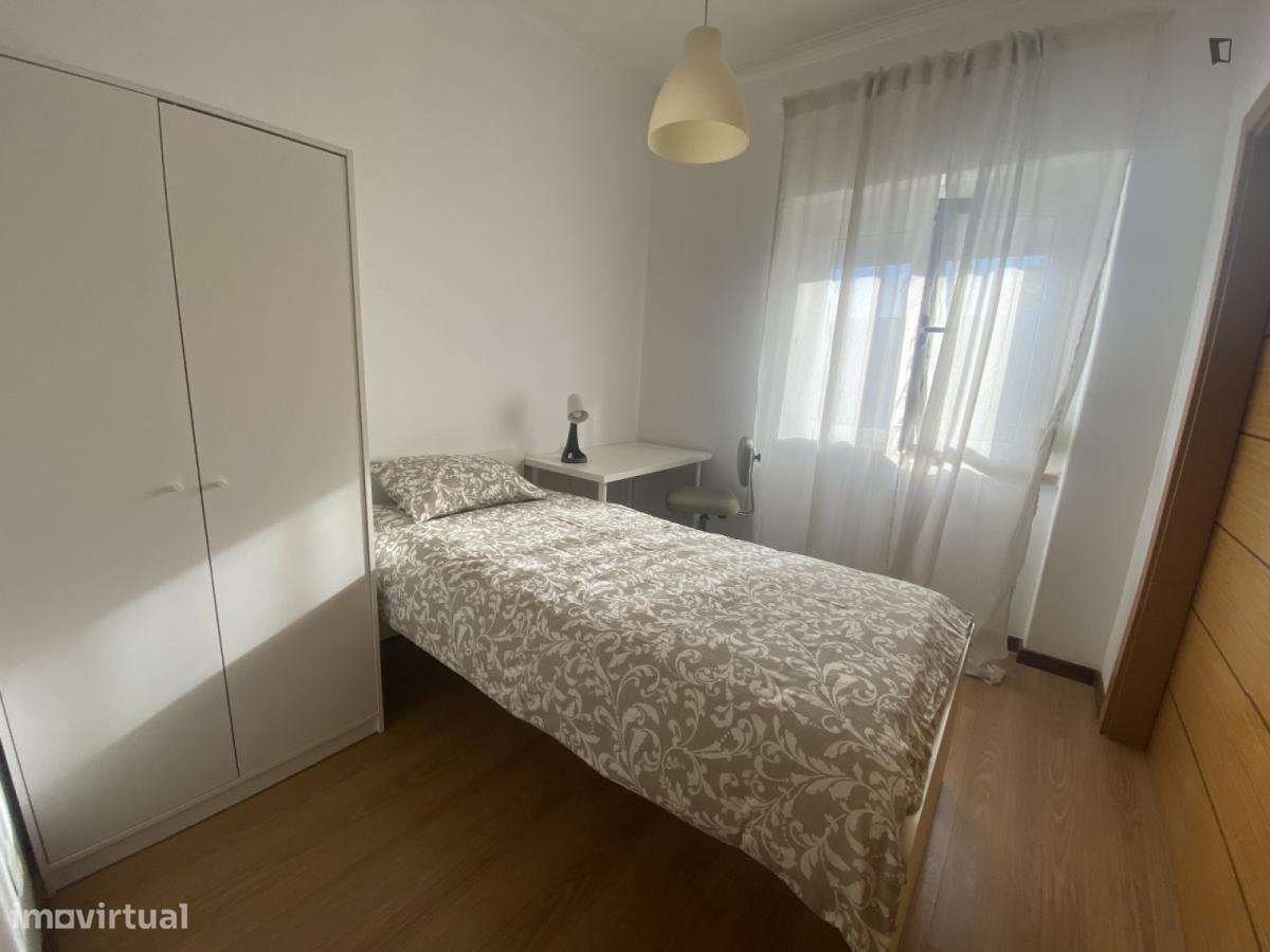 Quarto - localizado em Almada Lisbon - Grande imagem: 4/9