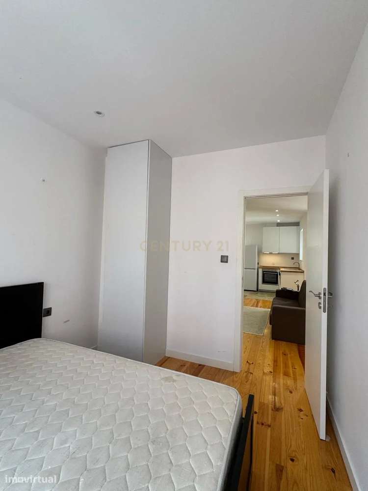 T2 Renovado no centro do Porto – Acesso direto a pátio + arrumo com lu-10