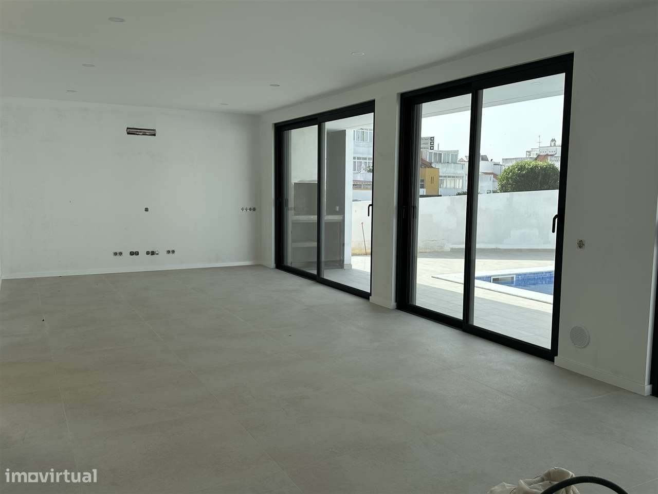 Moradia Unifamiliar de Luxo com Piscina e Jardim-10