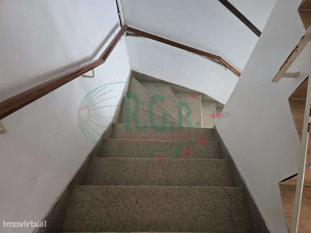 INVESTIMENTO - T5 Entrada Independente | Garagem | Peq. Quintal | C... - Grande imagem: 3/41