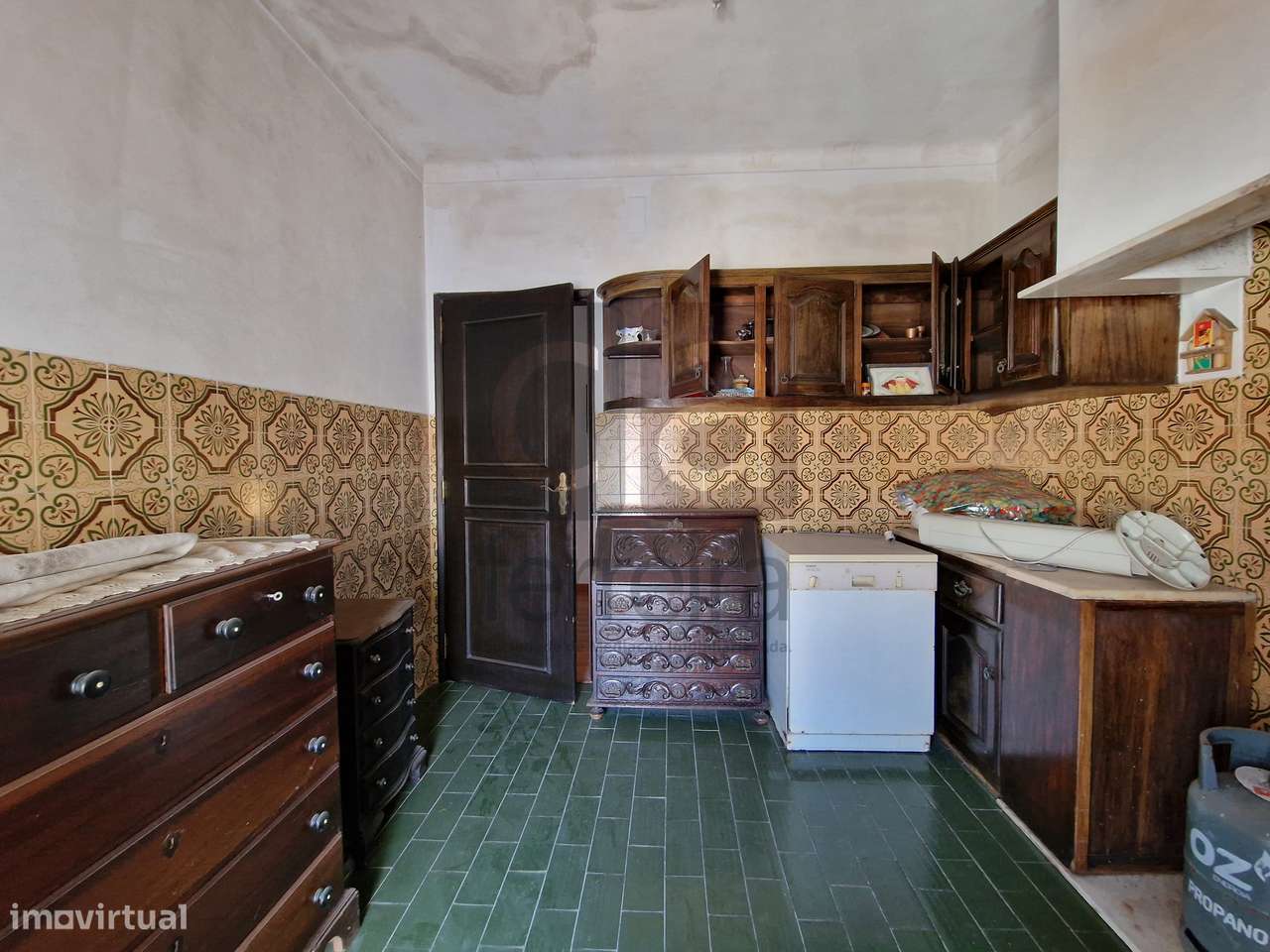 Moradia T3+1 no centro de Almeirim com garagem ampla e quintal-8