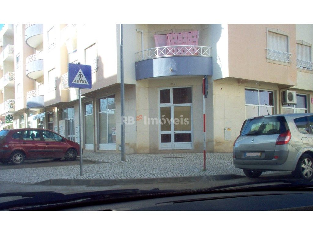 Loja com 3 montras, situada perto de escola no Entroncamento