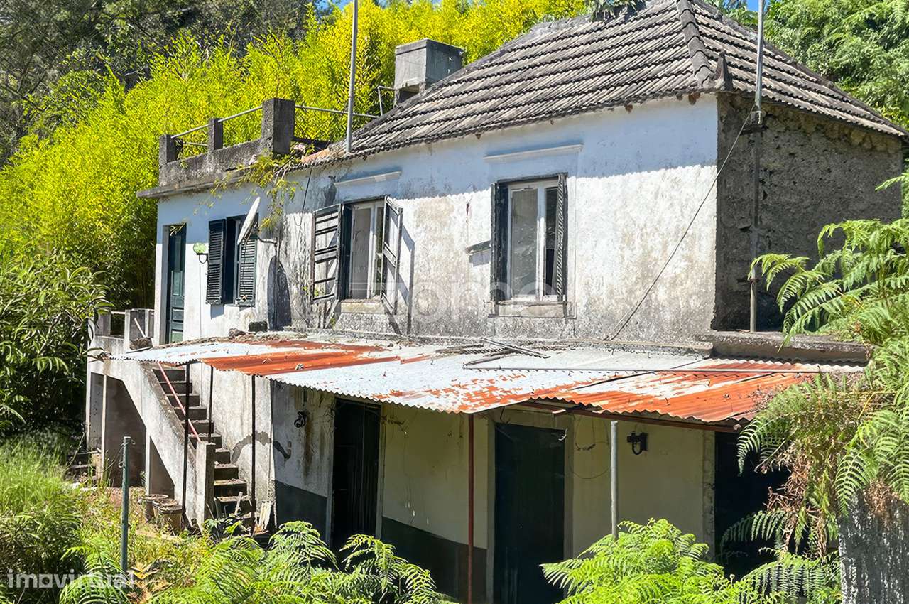 Moradia para recuperar com 2.600 m² de terreno em Santa Cruz-0