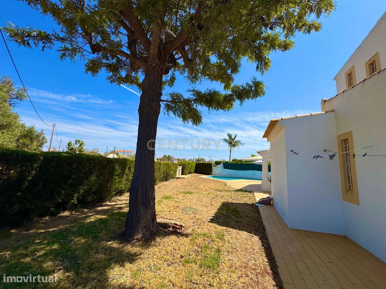 Moradia Independente terreno de esquina com 650 metros, piscina e luga - Grande imagem: 4/34