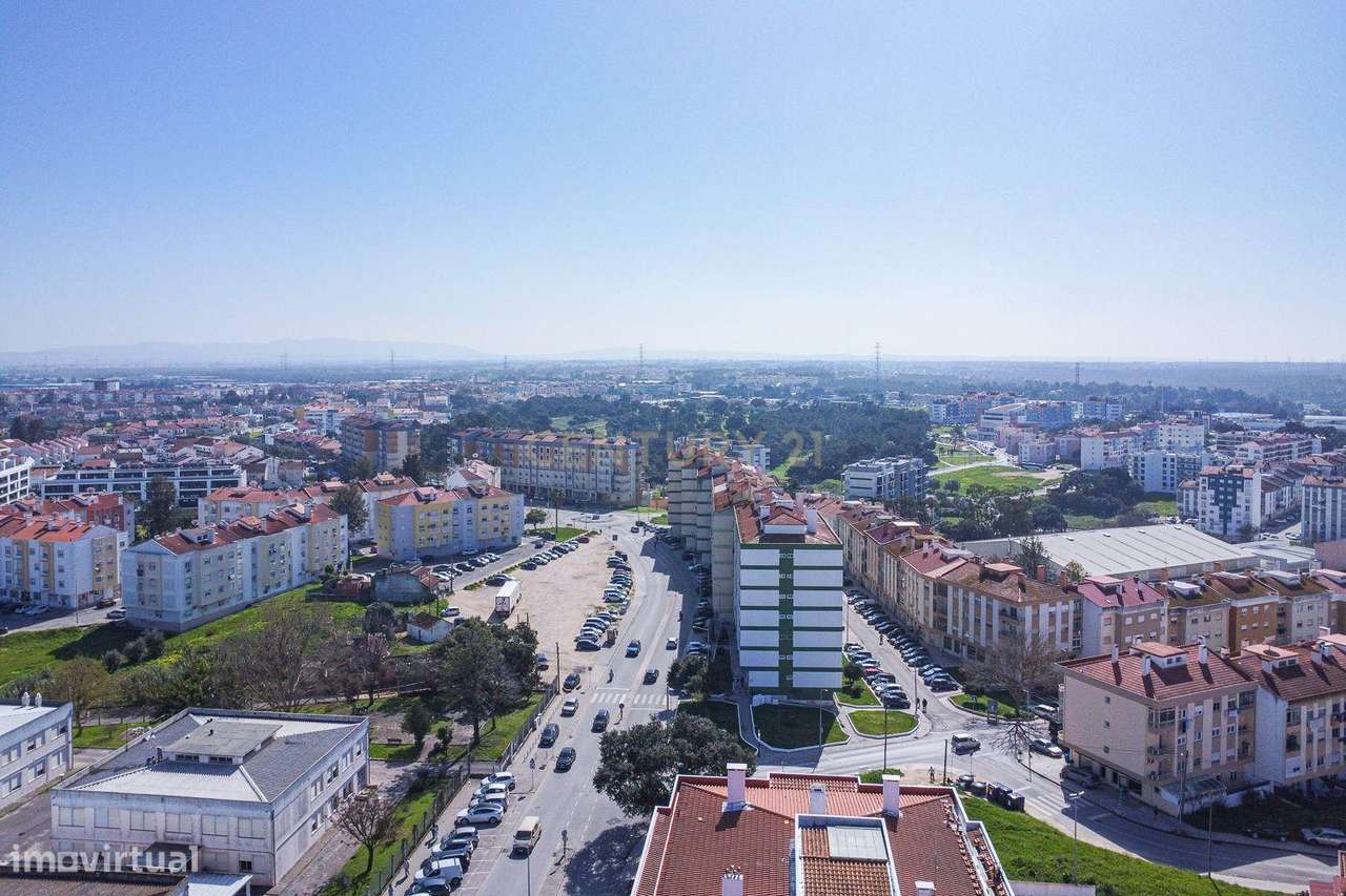 T3 Remodelado com Varanda e Vista para Lisboa – Torre da Marinha, Seix-30