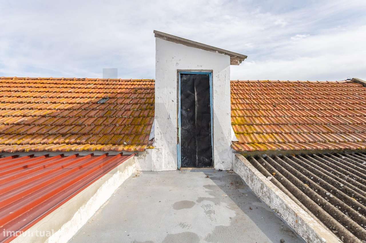 Moradia T2  com Garagem  e anexos inserida num lote de 1500 m2 de ter-32