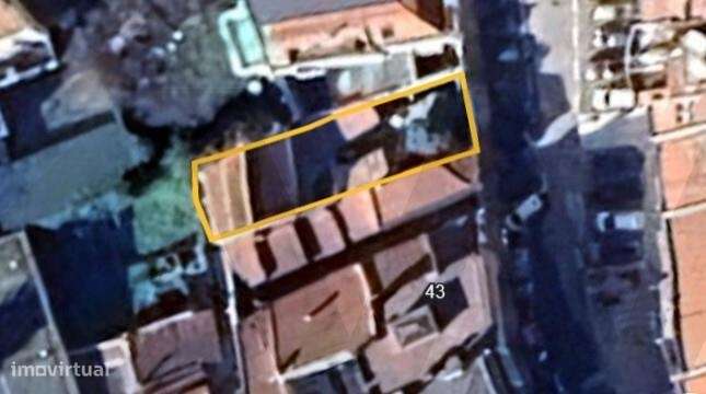 Moradia bifamiliar com terreno entre o Jardim da Estrela e o Largo do - Grande imagem: 2/12