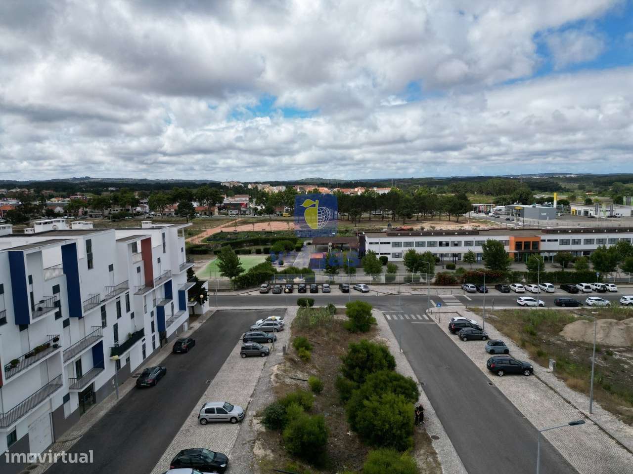 Loja Ampla junto ao Colégio Rainha D. Leonor - Grande imagem: 3/6