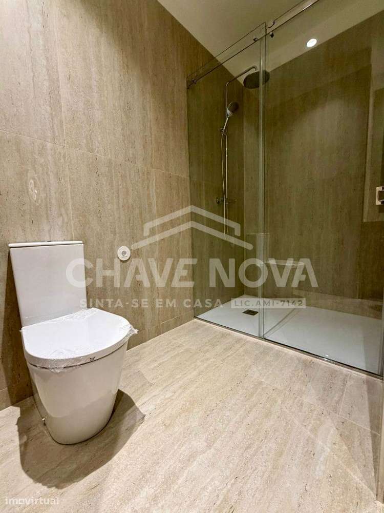 Apartamento T2 Renovado com Terraço e garagem Box-14