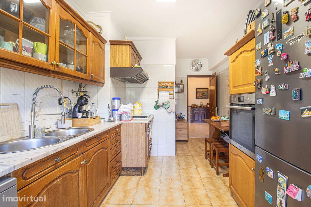 Apartamento T3 com garagem em Carnaxide-7