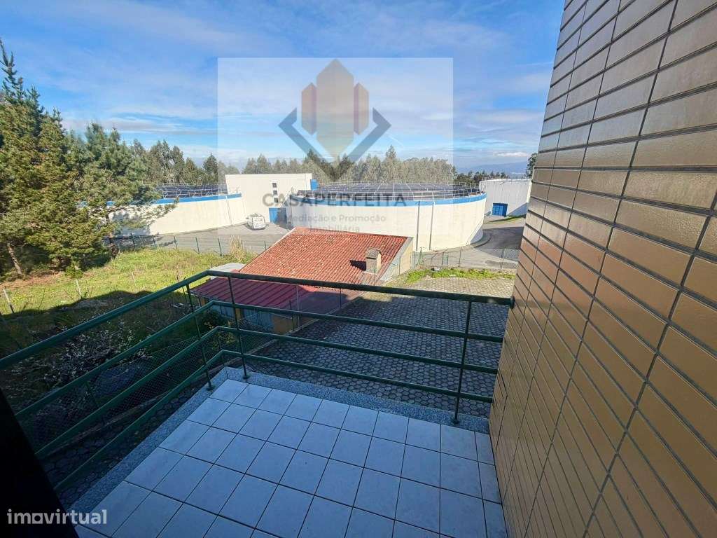 Fabuloso Apartamento T2 com Varanda e Box - Olival-14