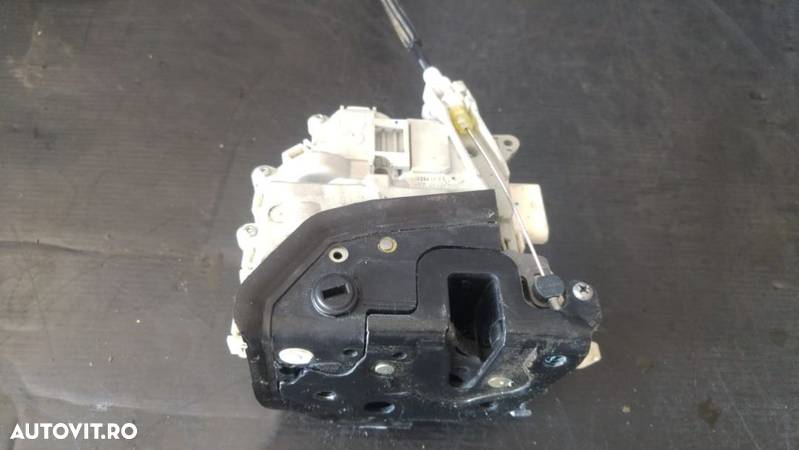 Broasca incuietoare usa stanga spate audi a4 b8 8k0839015c - 2