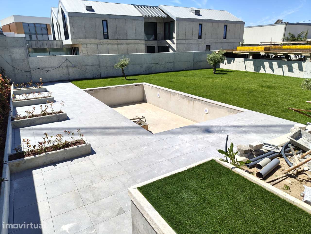 Moradia T4 com piscina e jardim em Canidelo-20