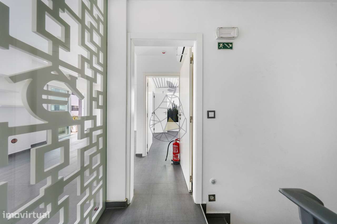 Escritório remodelado para arrendamento ao ano, com terraço e cozinha - Grande imagem: 2/32